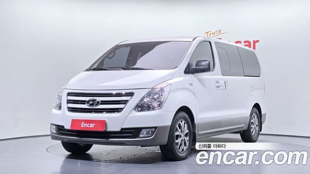 Hyundai Starex 11-Seater Wagon — photo 1 of 20