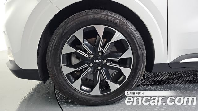 Kia Canival Gasoline 7-Seater Signature — photo 1 of 38