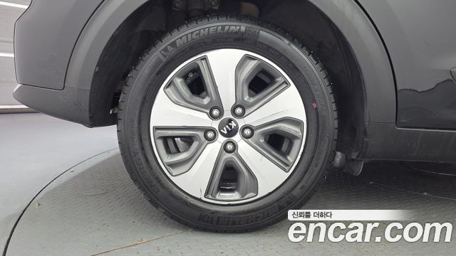 Kia Niro Prestige — photo 1 of 32