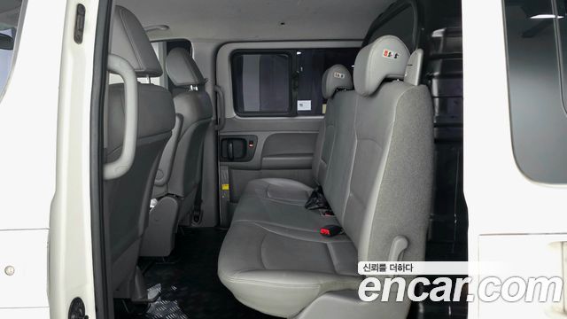 Hyundai Starex 5-Seater VAN — photo 1 of 30