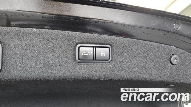 Genesis G90 3.3 T AWD — photo 1 of 35