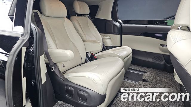 Kia Canival Gasoline 7-Seater Signature — photo 1 of 30