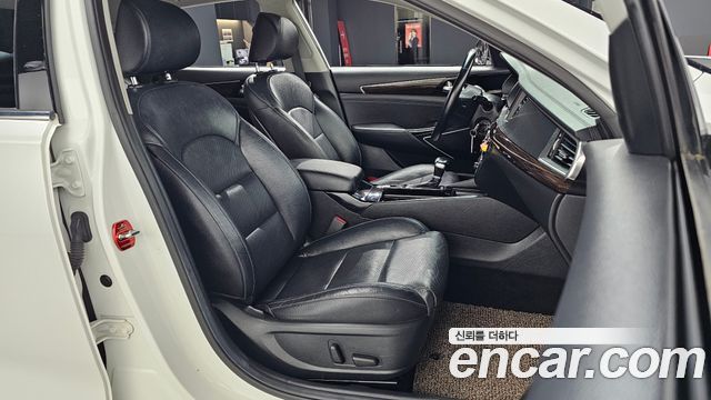 Kia K7 3.0 LPG Deluxe (Rental Car) — photo 1 of 30