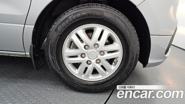 Hyundai Starex Van 5-Seater — photo 1 of 29