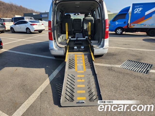 Hyundai Starex Wheelchair lift/Slope — photo 1 of 16
