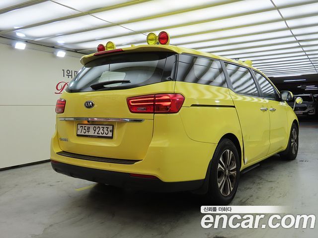 Kia Canival 11-Seater School bus — photo 1 of 20