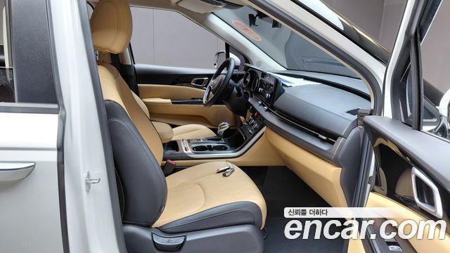 Kia Canival Diesel 9-Seater Prestige — photo 1 of 28
