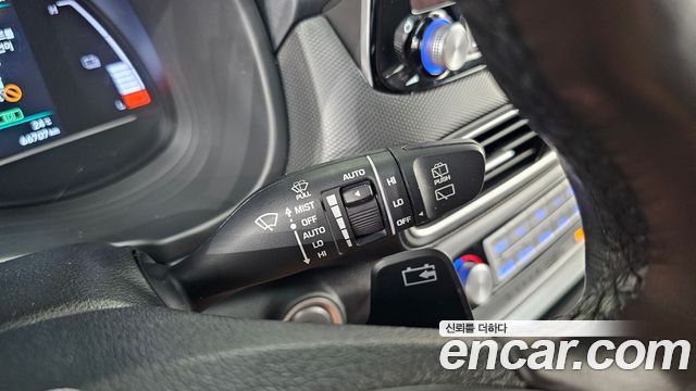 Hyundai Kona Premium — photo 1 of 32