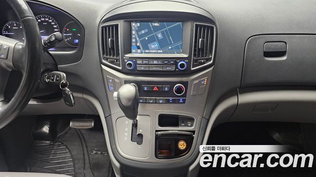 Hyundai Starex Van 3-Seater — photo 1 of 20