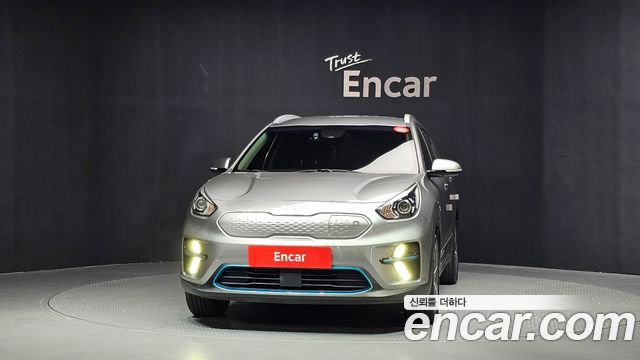Kia Niro Prestige — photo 1 of 32