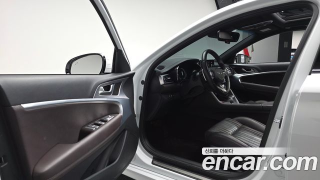 Genesis G70 Gasoline 2.0T 2WD — photo 1 of 36