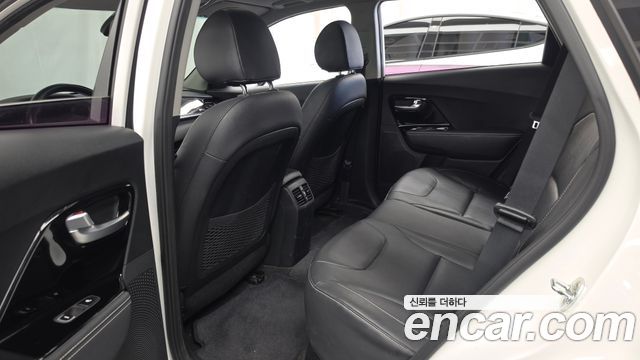 Kia Niro Prestige — photo 1 of 32