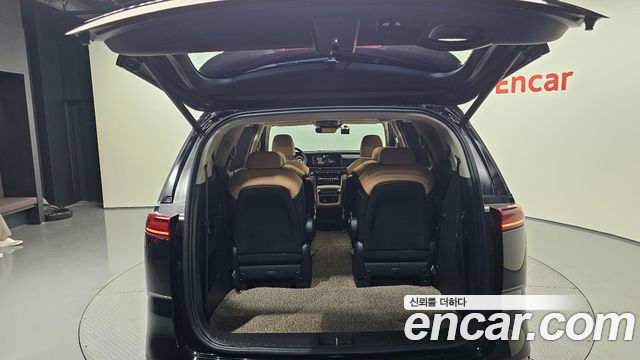 Kia Canival Diesel 9-Seater Signature — photo 1 of 32