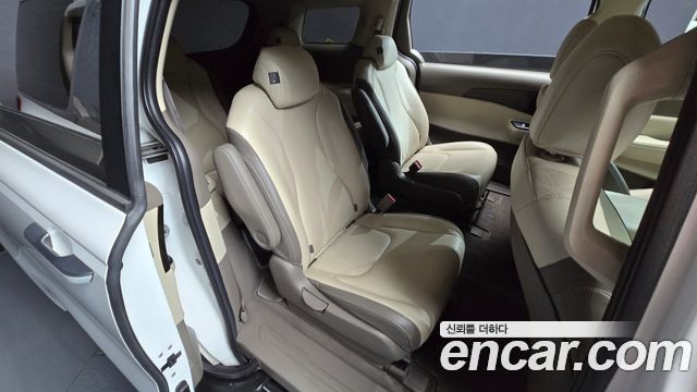 Kia Canival Diesel 9-Seater Prestige — photo 1 of 32