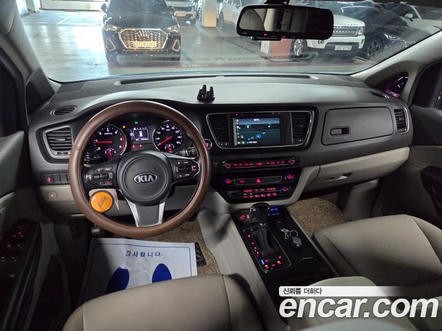 Kia Canival 11-seater Luxury — photo 1 of 16