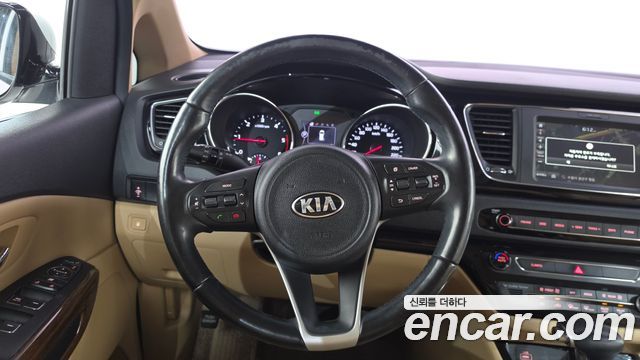 Kia Canival 9-seater Hi-Limousine — photo 1 of 35