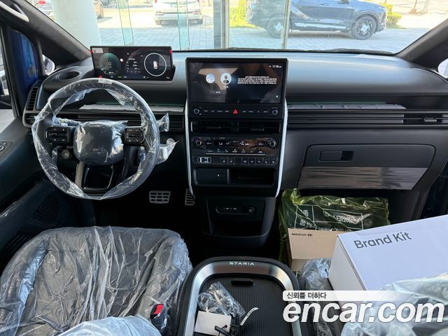 Hyundai Staria Lounge 7-Seater — photo 1 of 20