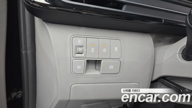 Hyundai Staria 4WD Lounge 9-Seater — photo 1 of 33