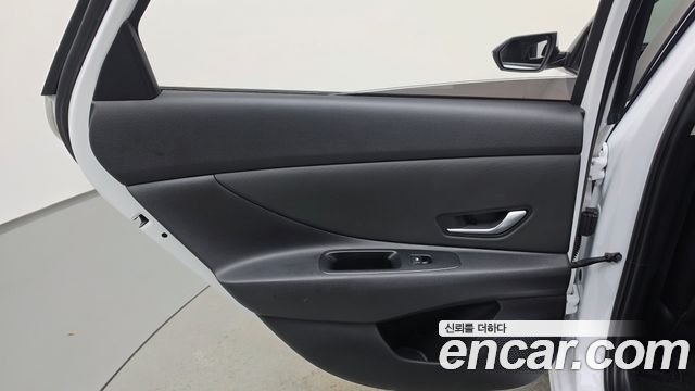 Hyundai AVANTE 1.6 — photo 1 of 32