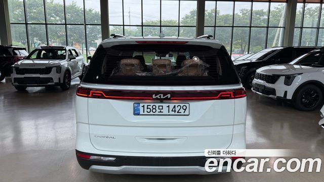 Kia Canival Gasoline 9-Seater Prestige — photo 1 of 20
