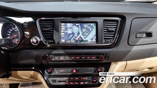 Kia Canival 9-Seater Noblesse — photo 1 of 20