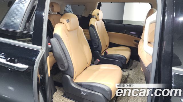 Kia Canival Gasoline 9-Seater Signature — photo 1 of 13