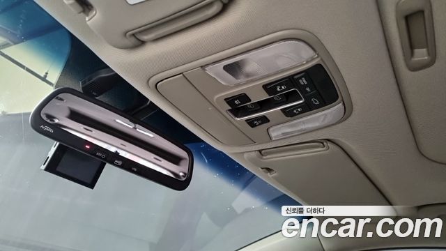 Kia Canival 9-seater Prestige — photo 1 of 18