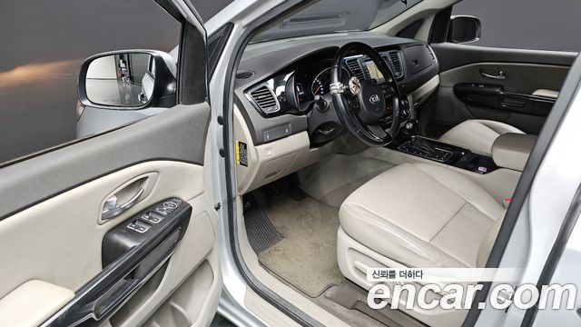 Kia Canival 9-seater Prestige — photo 1 of 20