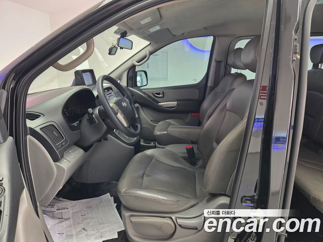 Hyundai Starex 5-Seater VAN — photo 1 of 17