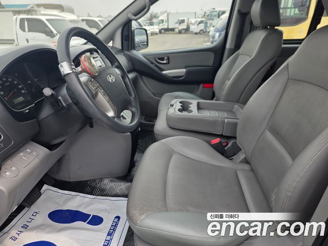 Hyundai Starex 4WD 12-Seater Wagon — photo 1 of 20