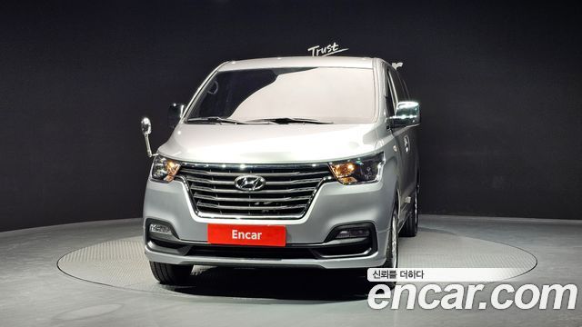 Hyundai Starex Van 3-Seater — photo 1 of 20