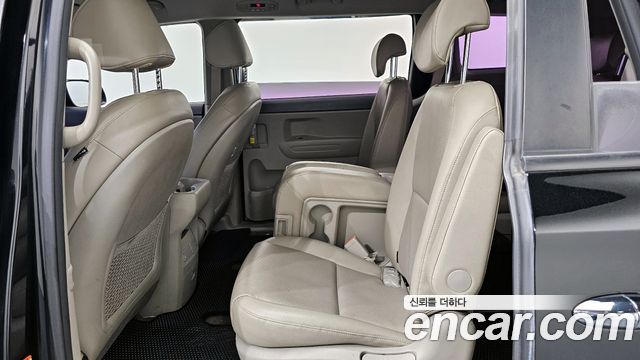 Kia Canival 11-seater Luxury — photo 1 of 35
