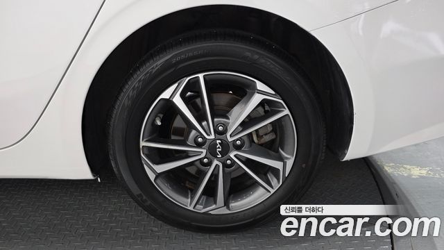Kia K3 1.6 — photo 1 of 30