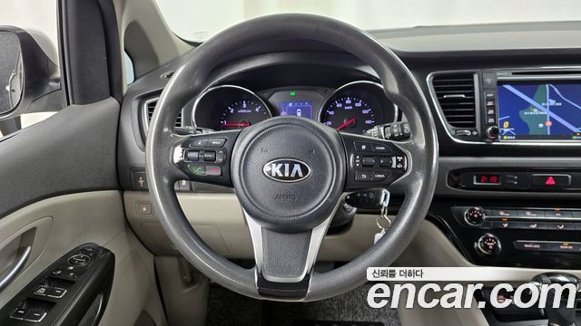 Kia Canival 11-seater Deluxe — photo 1 of 31