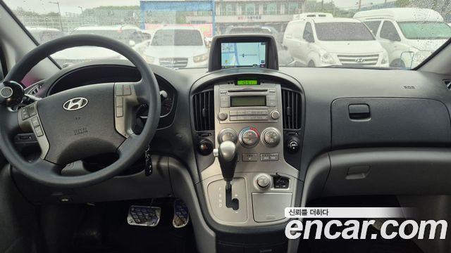 Hyundai Starex 4WD 12-Seater Wagon — photo 1 of 14