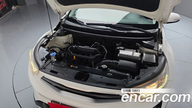 Kia Stonic 1.4 — photo 1 of 30