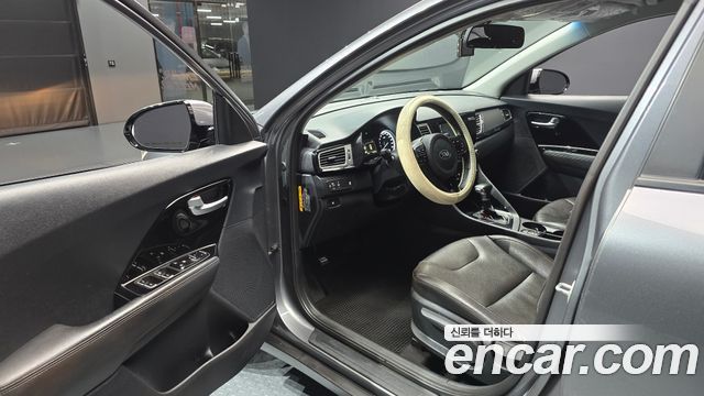 Kia Niro Prestige — photo 1 of 32