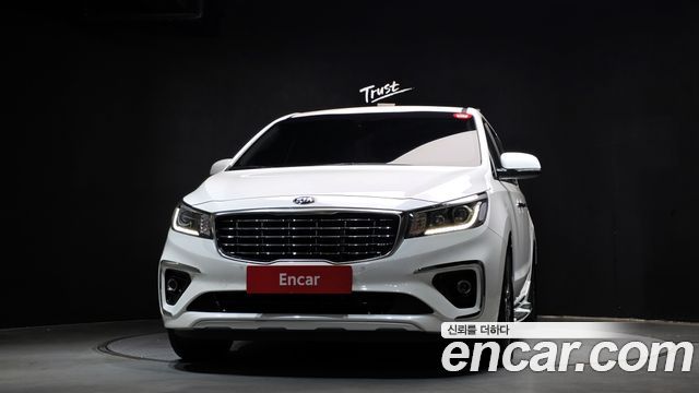 Kia Canival 9-Seater Luxury — photo 1 of 30