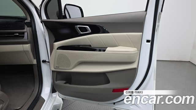 Kia Canival Gasoline 9-Seater Signature — photo 1 of 33