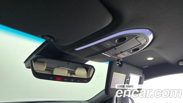 Genesis G70 Gasoline 2.0T 2WD — photo 1 of 31