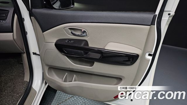 Kia Canival 9-Seater Noblesse Special — photo 1 of 33