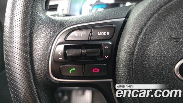 Kia Niro Luxury — photo 1 of 35