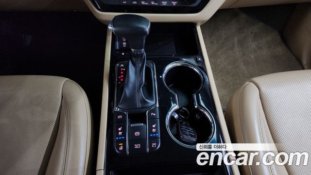 Kia Canival Gasoline 7-Seater Limousine — photo 1 of 30