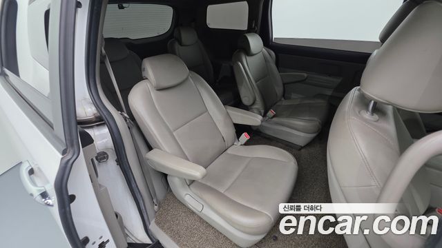 Kia Canival 9-Seater Luxury — photo 1 of 20