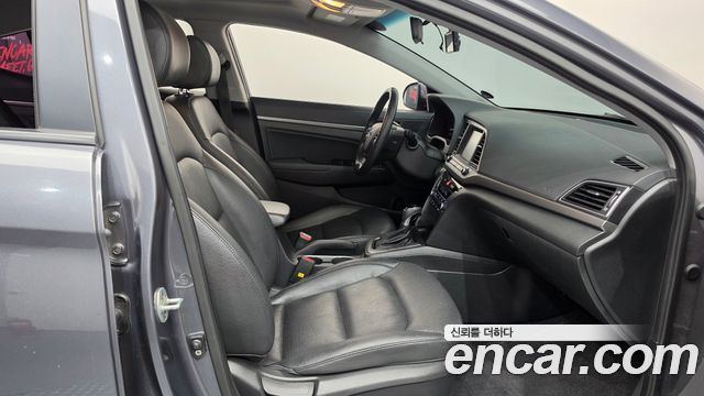 Hyundai AVANTE 1.6 GDI Smart — photo 1 of 32