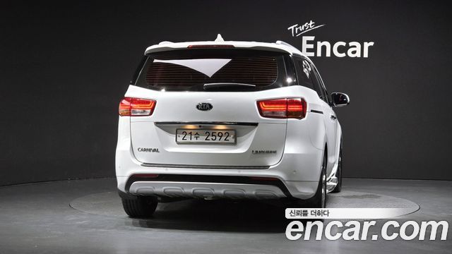 Kia Canival 7-seater Limousine — photo 1 of 30