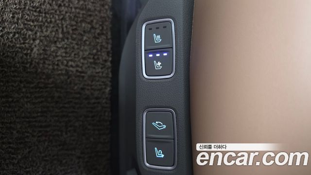 Hyundai Staria Lounge 7-Seater — photo 1 of 32