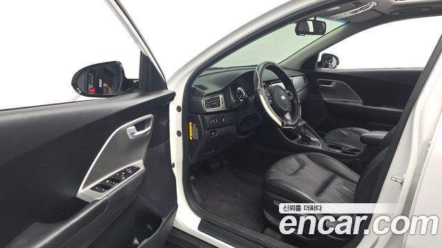 Kia Niro Luxury — photo 1 of 31