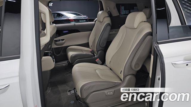 Kia Canival Gasoline 9-Seater Signature — photo 1 of 20