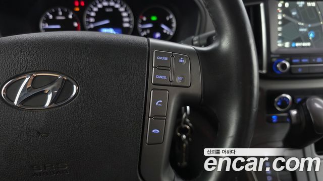 Hyundai Starex Van 5-Seater — photo 1 of 30